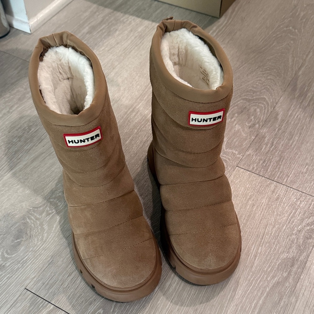 Hunter Cuddle Lug Tan Puffer Winter Boots with White Shearling